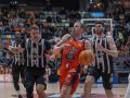 El Leyma Coruña acabó domando a un Cartagena que justificó su buen momento (82-77) Paul Jorgensen entra a canasta en el partido contra el Cartagena