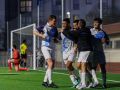 Ernesto Ropa recibe la felicitación de sus compañeros tras marcar un gol