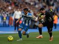 Alti, superando en carrera a Joaquín Fernández en el Deportivo-Málaga