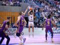 Yunio Barrueta lanza un triple en el partido contra el Palencia