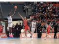 Munnings lanza un triple ante Jacobo Díaz en el derbi del Coliseum