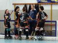 Las jugadoras del Cambre reciben instrucciones de su entrenador durante el partido en casa contra el Raspeig