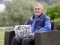 Chapela II: "Mis nietos chulean mucho en el cole porque su abuelo jugó en el Dépor" Juan Ramón Aldalur 'Chapela II', exjugador del Dépor, posa con una foto junto a Amancio y Luis Suárez