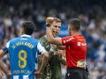 No podemos dejar el fútbol en manos de los árbitros El árbitro Alejandro Ojaos da explicaciones a los jugadores durante el partido de ayer en Riazor