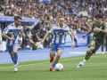 Luismi Cruz conduce el balón en el Deportivo-Leganés, acompañado por Altimira