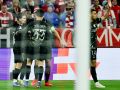 Los jugadores del PSG felicitan a Dembélé tras el 0-1