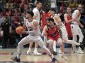 Dídac Cuevas defiende a Sergio Quintela en el Básquet Coruña-Obradoiro d ela segunda vuelta