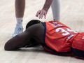 Mus Barro se lamenta sobre la pista del Coliseum durante el derbi contra el Obradoiro