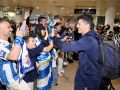 Un centenar de aficionados acudieron al aeropuerto para animar a la plantilla