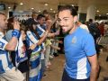 Un centenar de aficionados acudieron al aeropuerto para animar a la plantilla