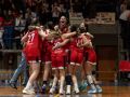 El equipo de Maristas celebra el ascenso sobre la pista