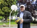 Julio Flores, expresidente del Básquet Coruña, posa ante una de las canastas del Parque Europa