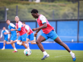 Dipanda conduce el balón en un entrenamiento con el primer equipo
