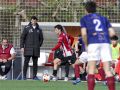Jota, atacante del Arteixo, conduce el balón bajo la mirada de Manuti, técnico del Estradense, en el partido disputado por ambos equipos hace mes y medio
