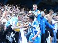 Diego Villares celebra con la afición el triunfo del Dépor ante el Leganés