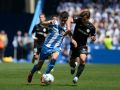 Diego Villares conduce el balón en el Deportivo-Andorra