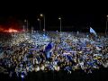Aficionados del Deportivo en la explanada del Palacio de los Deportes