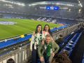 Bárbara, con bufanda rosa, junto a su hermana y su padre en una visita a Riazor para ver a su Racing