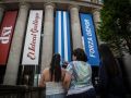 Fachada del Palacio de la Ópera con las banderas blanquiazules