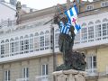 Una ciudad teñida de blanquiazul: las plazas y calles de A Coruña ya respiran por y para el Dépor La estatua de María Pita vestida de blanquiazul