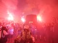 Cientos de deportivistas despiden al equipo en Abegondo en su partido hacia Valladolid La afición del Deportivo despide al equipo en el túnel de acceso a Abegondo