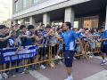 En vídeo | Locura en el recibimiento del Dépor en Valladolid: "Que bajen los jugadores" Casi 100 aficionados reciben al conjunto blanquiazul en el hotel de concentración en Valladolid