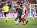 Pablo Vázquez, central del Sporting y autor de un gol, busca detener el avance de Miguel de la Fuente, jugador del Almería