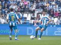 Miguel Loureiro da un pase a Yeremay en un partido del Deportivo en Riazor