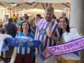 Álvaro Lora con su pareja Ana Yebra (derecha) y su cuñada Pilar Yebra (izquierda) en la plaza Mayor de Valladolid