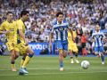 Noé Carrillo persigue el balón en el Deportivo-Las Palmas, su primera titularidad