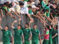 Los jugadores del Cornellá celebran con su afición la goleada al Badalona