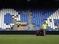 Operarios y jardineros trabajando en Riazor este martes para recuperar el estadio para el partido del jueves entre España e Irak
