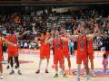 Los jugadores del Leyma saludan a la afición en el Coliseum tras un partido