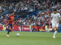 Ferran Torres conduce el balón en el España-Irak de Riazor