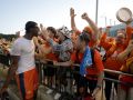 La afición esperó a los jugadores para celebrar el ascenso con sus ídolos