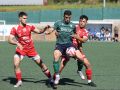 Denis López, delantero del San Tirso, protege el balón en la ida frente al Atios