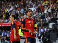 Quintana. Partido de fÃºtbol de selecciones nacionales de EspaÃ±a - Irak en Riazor. PÃºblico, jugadas, banquillos, entrenadores, plantillas
