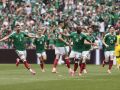 Los jugadores de México celebran el gol de Quiñones