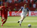 Alistair Johnston (i) de Canadá disputa el balón con Amar Memic de Bosnia en el partido del grupo B del Mundial en el estadio BMO Field de Toronto