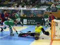 Momento en el que César Carballeira hizo el 6-0 durante el primer partido del pasado viernes en el Palacio