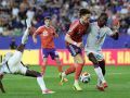 McTominay y Danley Jean Jacques pelean por un balón en el Escocia-Haití