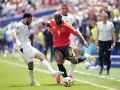 Romelu Lukaku controla la pelota ante Mohanad Lasheen (i) y Ramy Rabia durante el duelo del Mundial entre Bélgica y Egipto