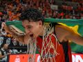 Caio Pacheco celebra el ascenso a ACB con la bandera de Brasil