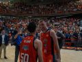 Joe Cremo (extracomunitario) y Jacobo Díaz (cupo) celebran juntos sobre la pista del Coliseum el ascenso a ACB