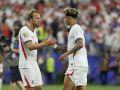Harry Kane celebra con O'Reilly el triunfo de Inglaterra ante Croacia