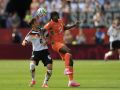 Kimmich pugna por un balón con Diamondé