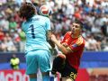 El portero de Irán pelea por un balón con Matías Fernández Pardo