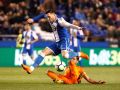 Lucas Pérez salta sobre Miguel Torres en el último duelo entre Dépor y Málaga en Primera, en 2018