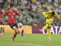 GR4259. MONTERREY (MÉXICO), 24/06/2026.- Thapelo Maseko (d) de Sudáfrica remata frente a Lee Gihyuk de Corea del Sur este miércoles, durante un partido del grupo A del Mundial de la FIFA 2026 entre Sudáfrica y Corea del Sur en el estadio BBVA en Monterrey (México). EFE/ Miguel Sierra