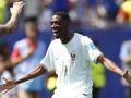Dembélé celebra el segundo de los tres goles que marcó ante Noruega